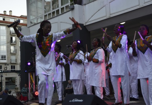 Os riveirenses respostaron coa súa masiva presenza ao concerto do grupo de Costa de Marfil Saint Luc de Banabakintu
